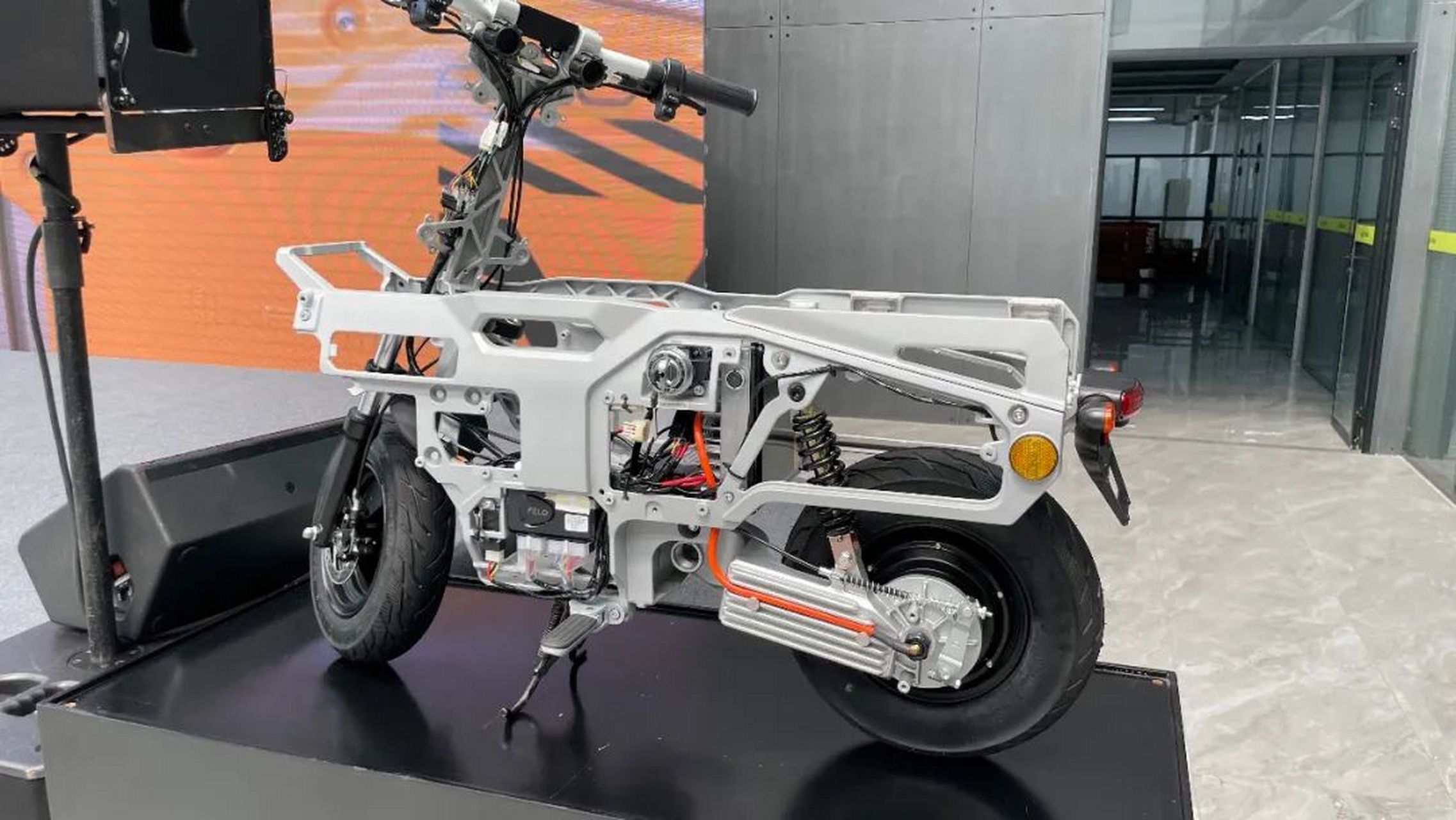 电斐科技发布m壹电动车,致敬本田小板凳设计,兼具轻量化与结构强度.