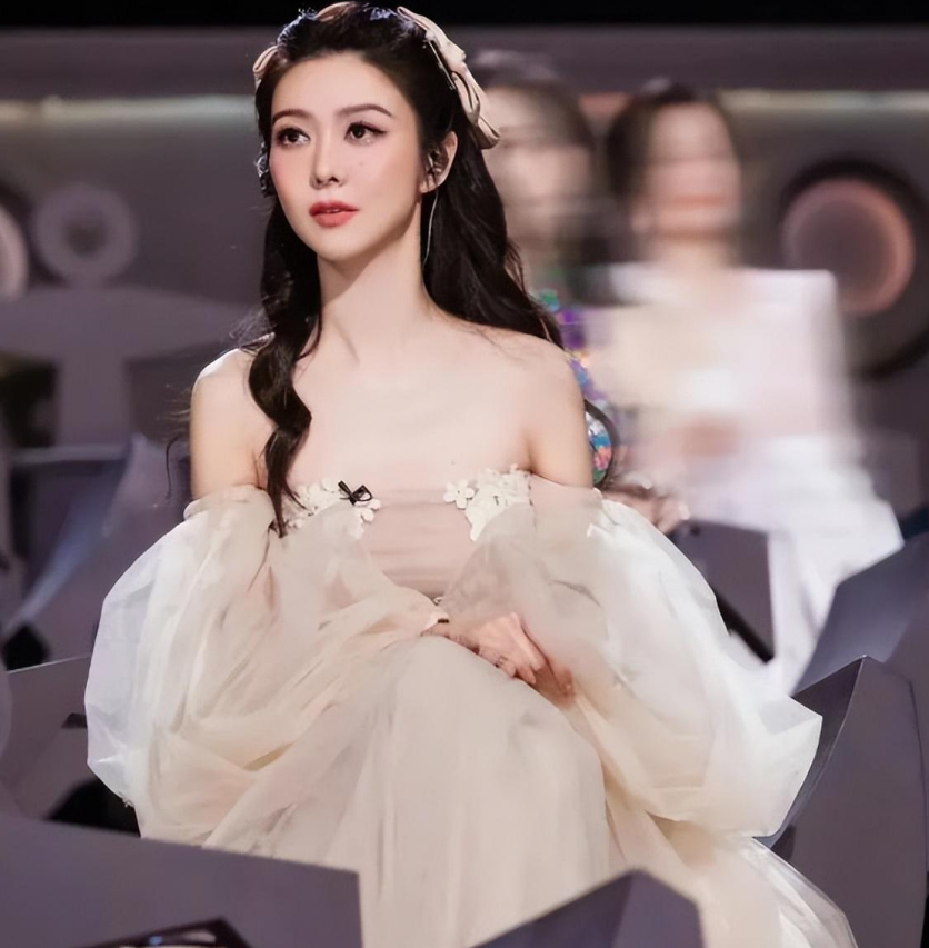 的女星,都要大一些,但是她也是饰演中学生,十分自然的一位宝藏女神