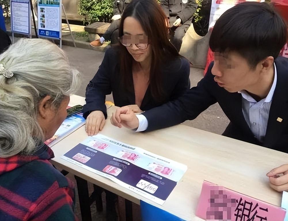 回顾河南老人在建行存120万,儿子结婚取钱,银行:目前倒欠13万