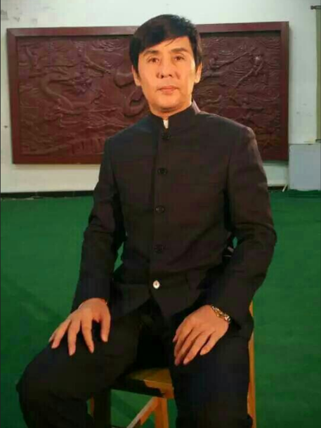 之后,在拍第二部《少林小子》时把自己的师姐黄秋燕介绍入组当女主角