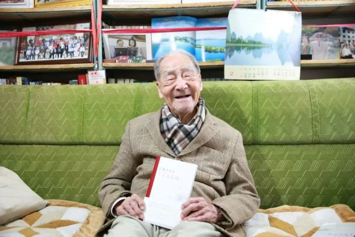 2021年,翻译界泰斗许渊冲在北京仙逝,董卿曾跪地对其采访