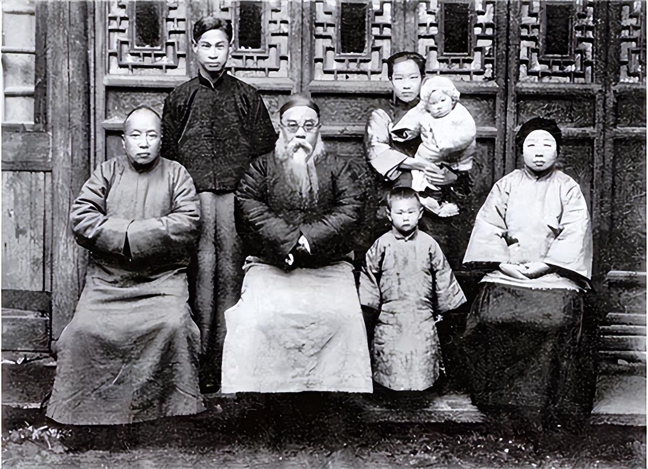 马一浮留着长长的胡子,年轻时期的他是个翩翩少年,为何突然之间蓄起了