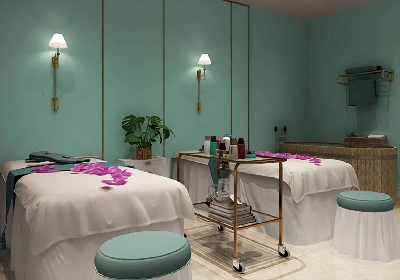 在婆家的支持下,她如愿开了一家美容院.