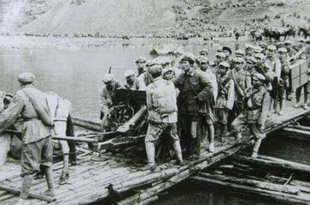 就在此时,红二师师长陈光打来电话通知易荡平:"军委一纵已全部渡过