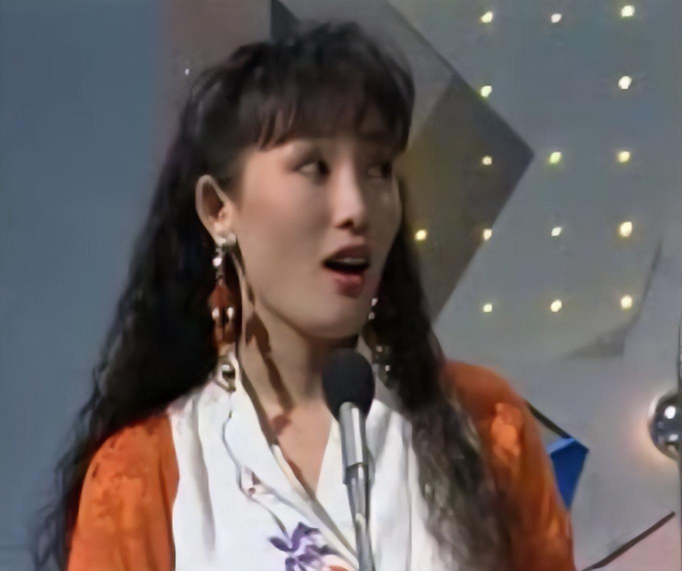 塔琳托娅,出生于内蒙古,毕业于中央音乐学院,18岁时跟随家人移民