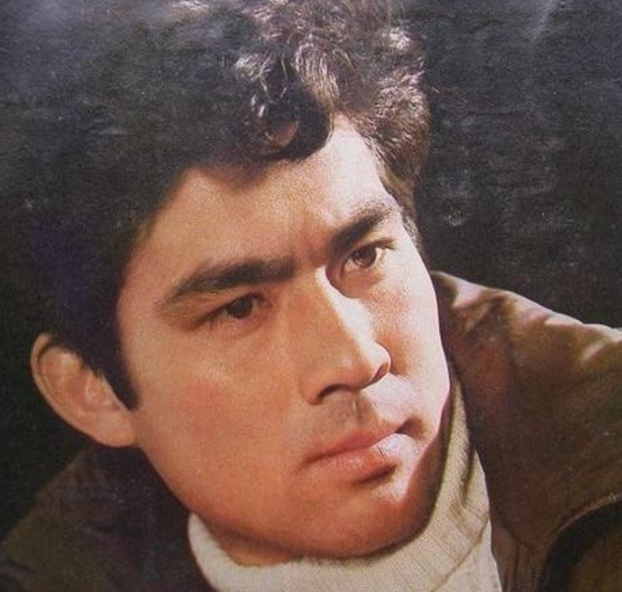 回顾朱时茂:娶初恋女友,结婚43年分居14年,如今的他怎么样了?