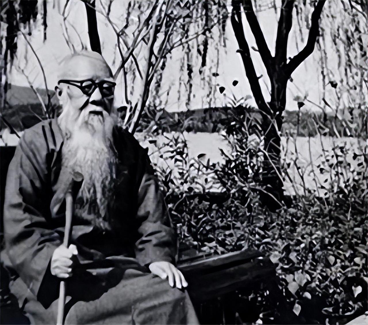 马一浮留着长长的胡子,年轻时期的他是个翩翩少年,为何突然之间蓄起了