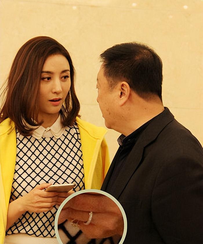 在来到自己姑姑家之后,年幼的邬靖靖一直是小心翼翼.