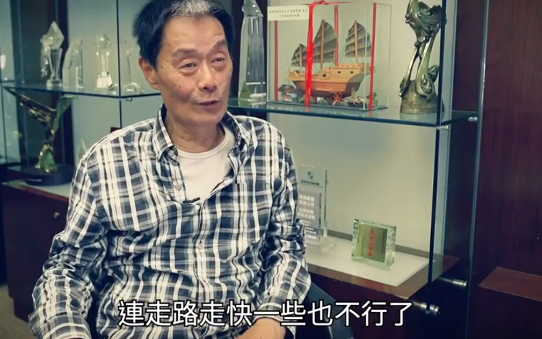 出演"雷一笑",1996年合作郑浩南拍摄《龙虎砵兰街》出演狂人辉,都给