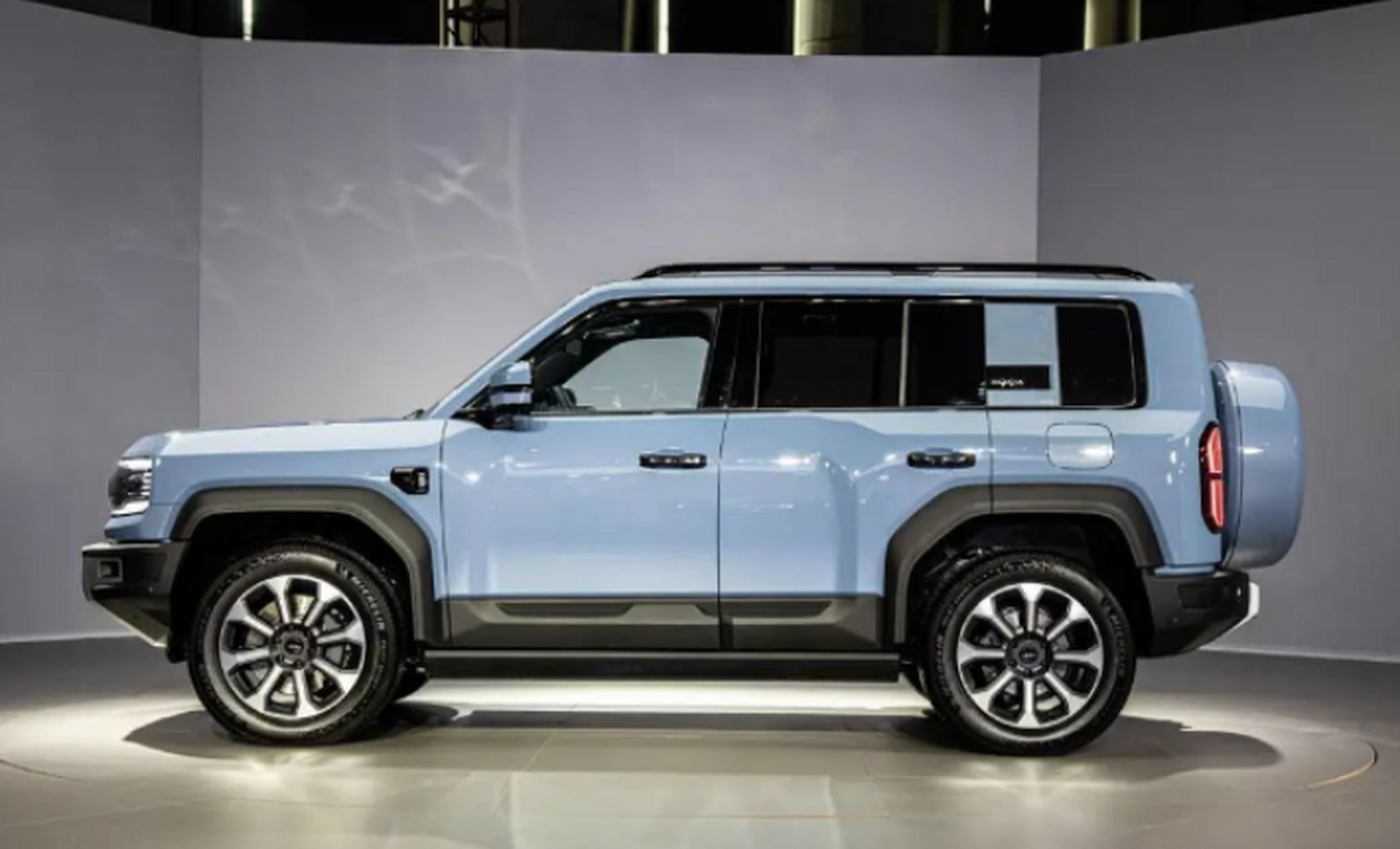 比亚迪子品牌方程豹全新硬派越野车" 方程式·解码者"震撼登场!