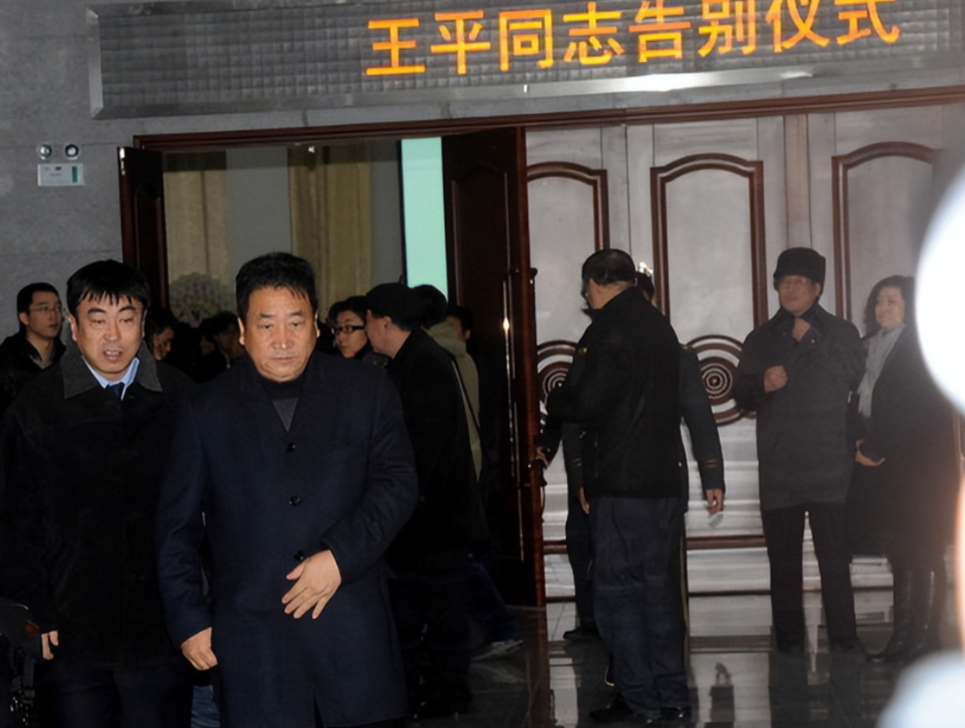 谢天顺(1946-2018)出生于天津,师承郭荣起,第六代"宝"字辈相声演员