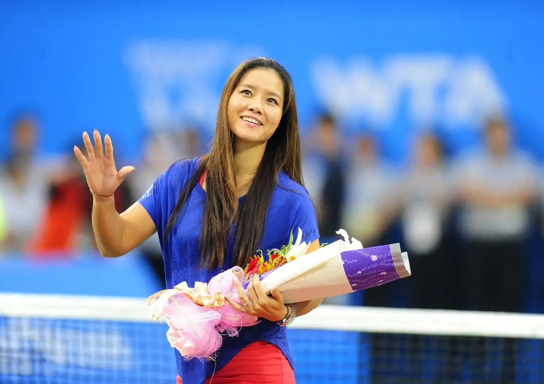 同很多运动员一样,李娜也是从小便开始了网球的训练.