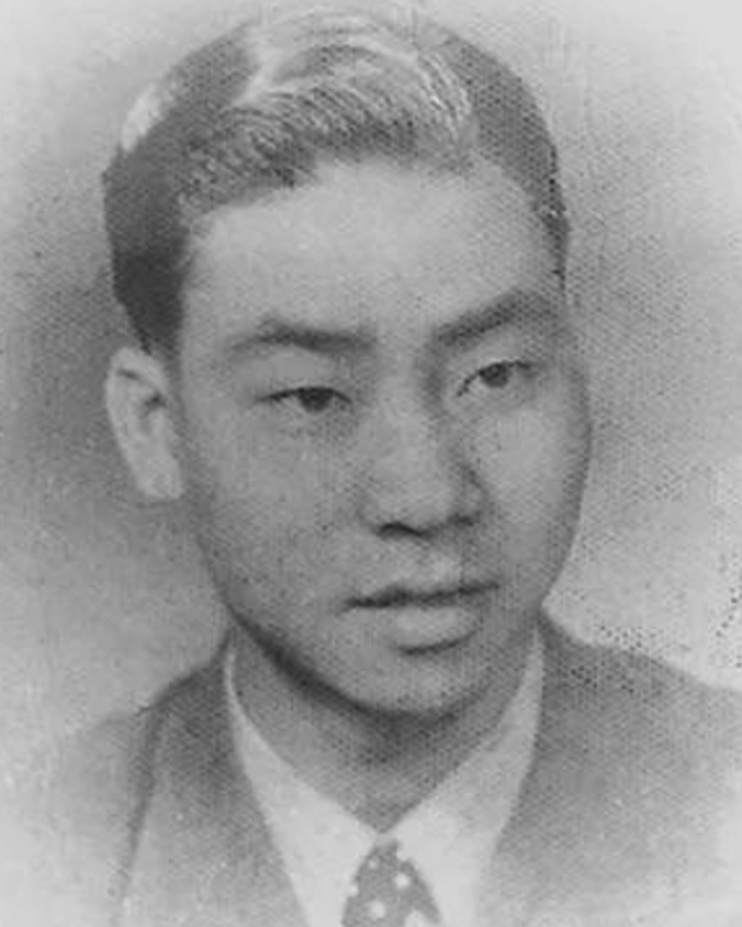 2021年,翻译界泰斗许渊冲在北京仙逝,董卿曾跪地对其采访