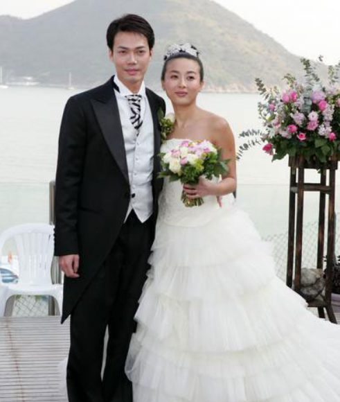 2005年,谢天华娶了李天恩,婚后生下两个孩子