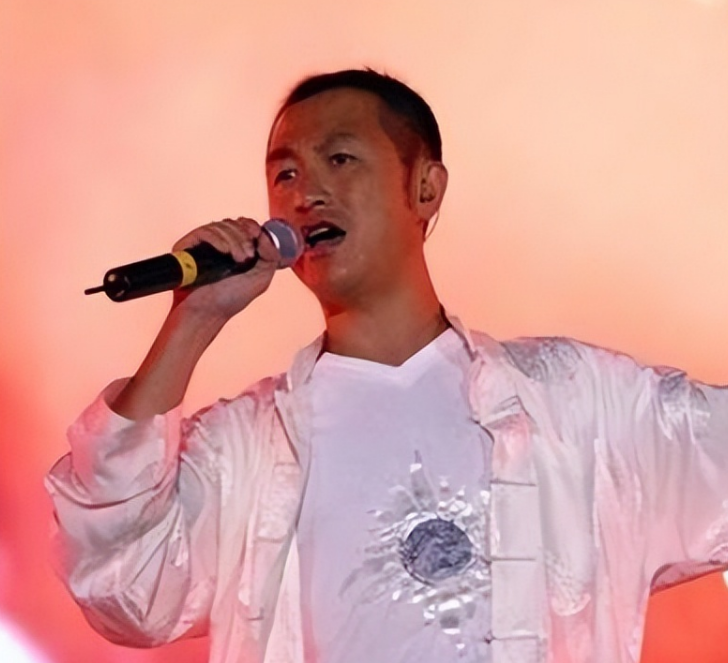 凭着这首歌,高枫被观众熟知,专辑卖到近百万,一下子登上了央视最高的