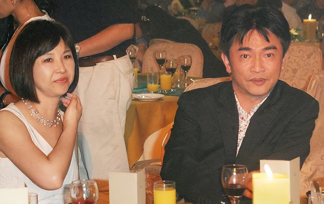 带着四个娃的女人打破,原来在1990年时吴宗宪娶了一个糟糠之妻张葳葳