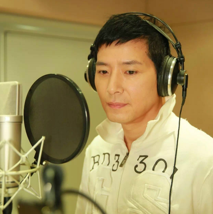 回顾至今未婚的8位大龄男主持人,多人情史简单,各有难言的苦衷