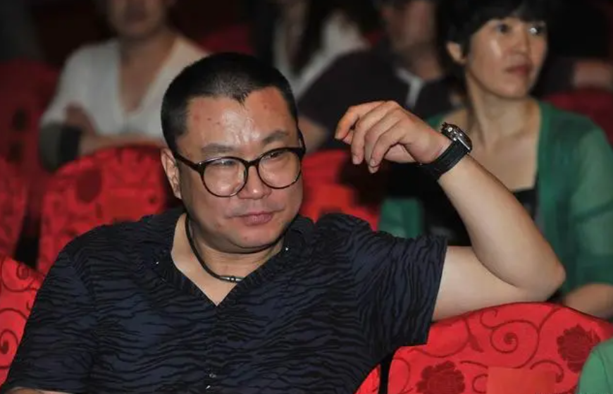 回顾54岁尹相杰携小17岁娇妻,路边摊卖唱讨生活,走到这一步怪谁