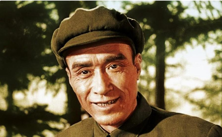 于蓝1932年,田方出演个人首部电影《小女伶》进入影视圈,抗战时期来临