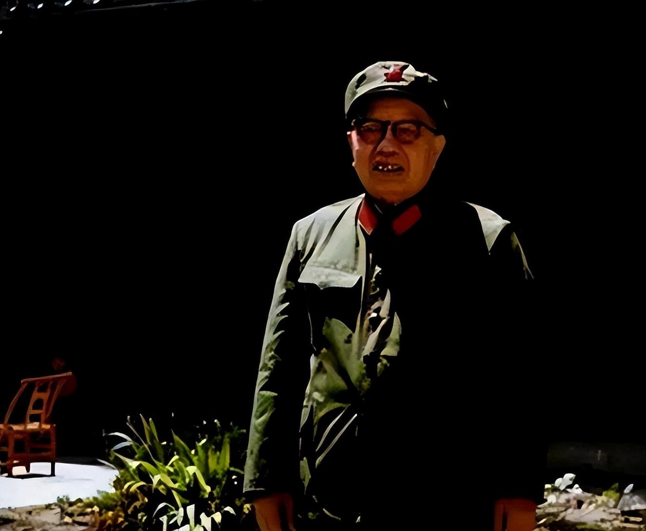 他是三野二号人物却没军衔,晚年官至正国级,6子女无一从政