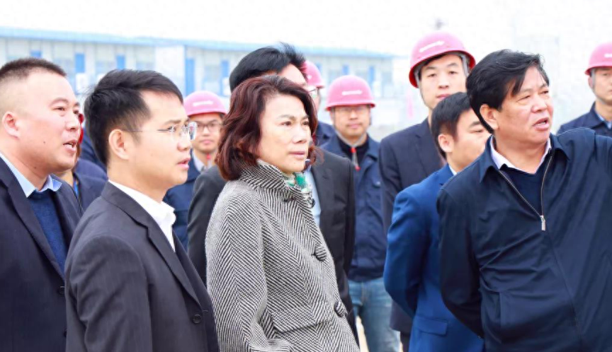 董明珠来洛阳身穿汉服走上街头,王自如陪同左右,赞汉服真漂亮