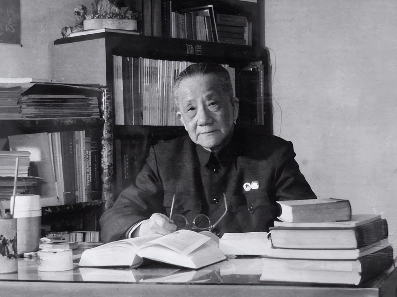 马一浮留着长长的胡子,年轻时期的他是个翩翩少年,为何突然之间蓄起了