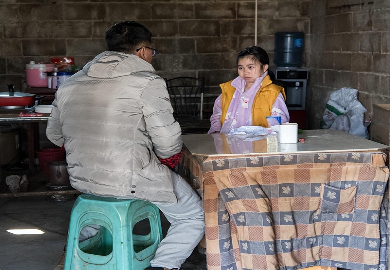 两人之前交换过地址,刘海涛一下火车就马不停蹄按照导航赶往黄芳琼家.
