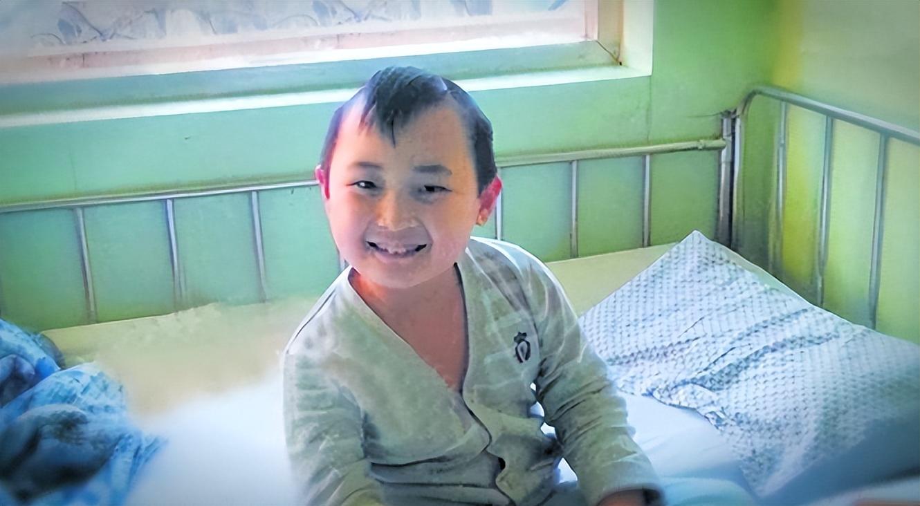 之后的邓鸣贺住进了医院,接受化疗,穿刺等治疗,2013年8月时确诊康复