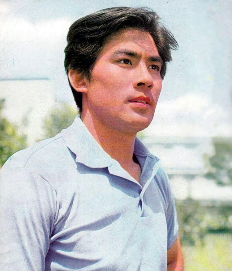 回顾朱时茂:娶初恋女友,结婚43年分居14年,如今的他怎么样了?