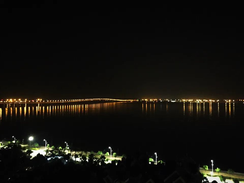 夜晚走进它的梦,而你在返家的途中(江左诗歌10首)