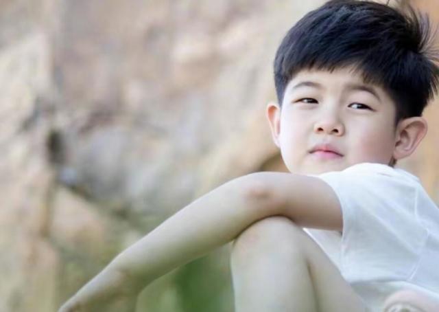 胡可携儿子安吉拍时尚大片,发福的安吉又瘦成"东北宋仲基"了