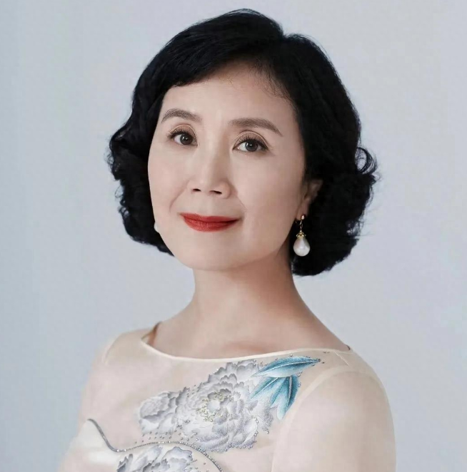 30年后回顾《北京人在纽约》龙套成一线大佬,刘亦菲妈妈越来越美