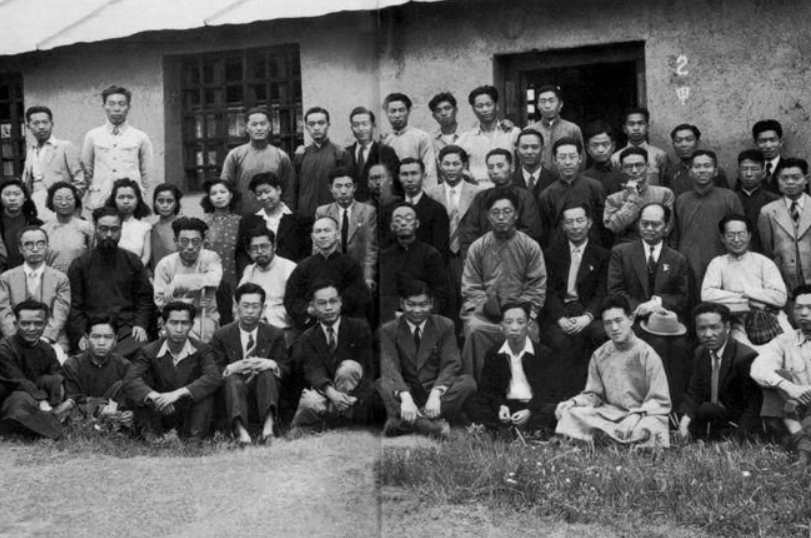 2021年,翻译界泰斗许渊冲在北京仙逝,董卿曾跪地对其采访