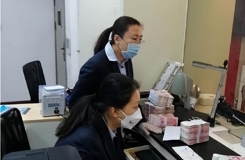 回顾河南老人在建行存120万,儿子结婚取钱,银行:目前倒欠13万