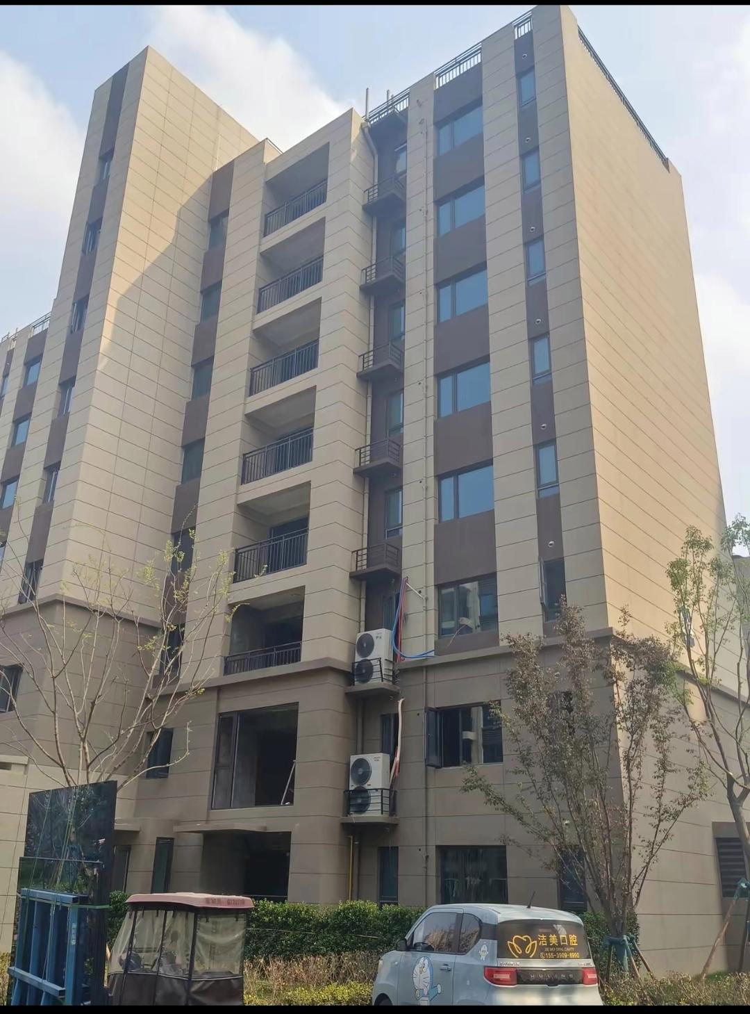 关于一层的空调外机究竟应该放在哪里呢,我有些疑惑,而且感觉楼上的