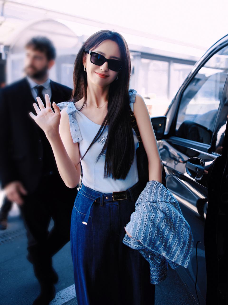 动态连更挑战# 佟丽娅抵达法国尼斯机场,这是要参加戛纳电影节的欢