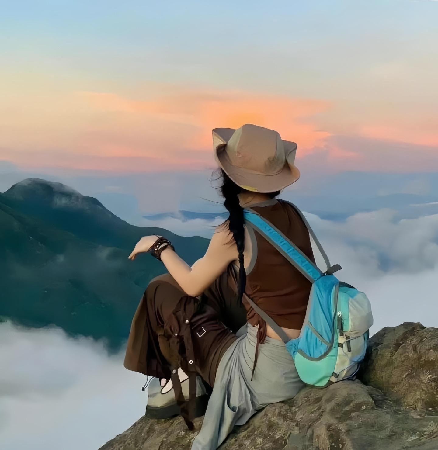 女人微信头像户外登山的女头像旅行背着包登山的装备头像女唯美图片