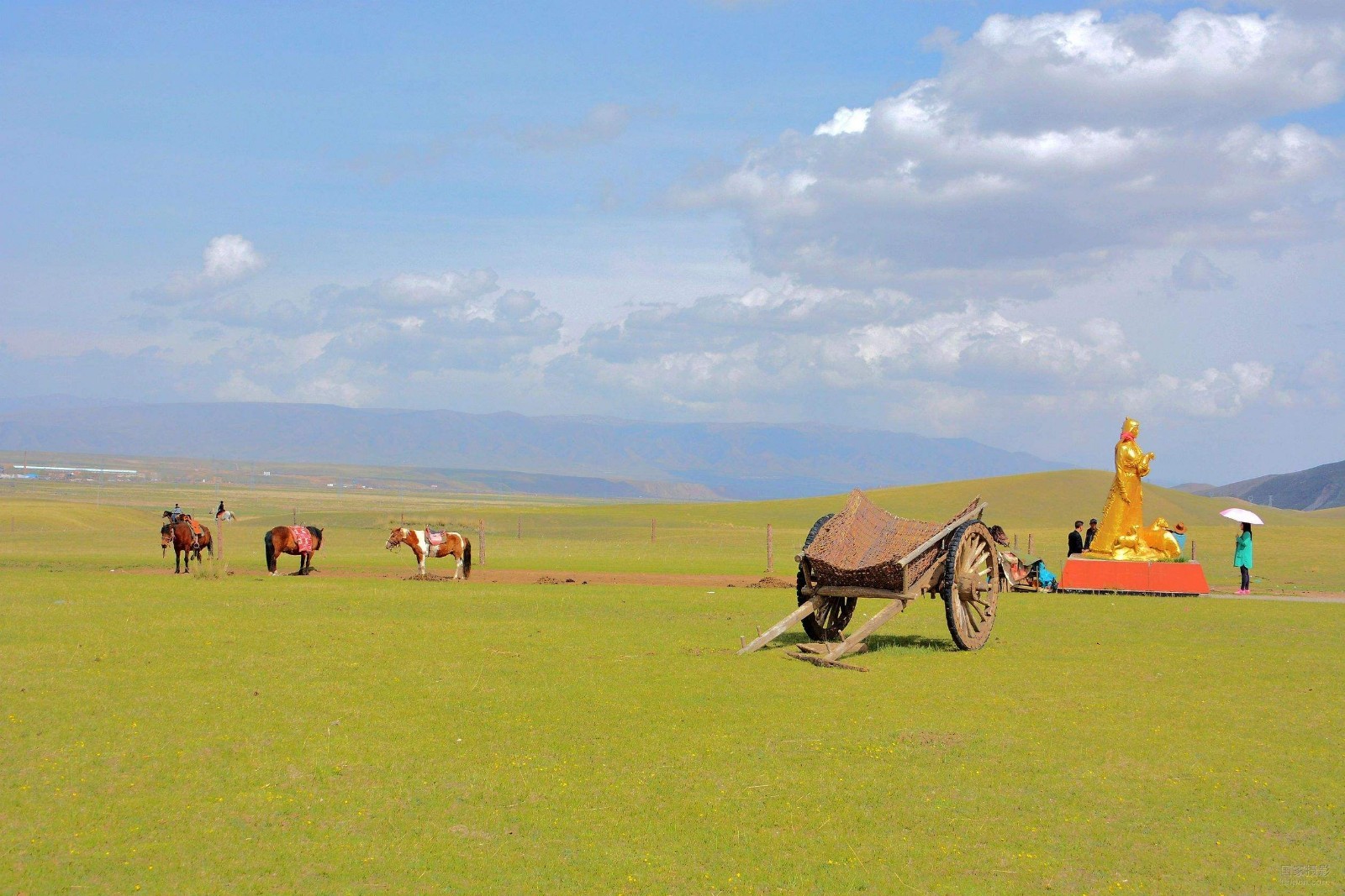金银滩草原,作为青海海晏县的一颗璀璨明珠,以其壮丽的自然风光和丰富