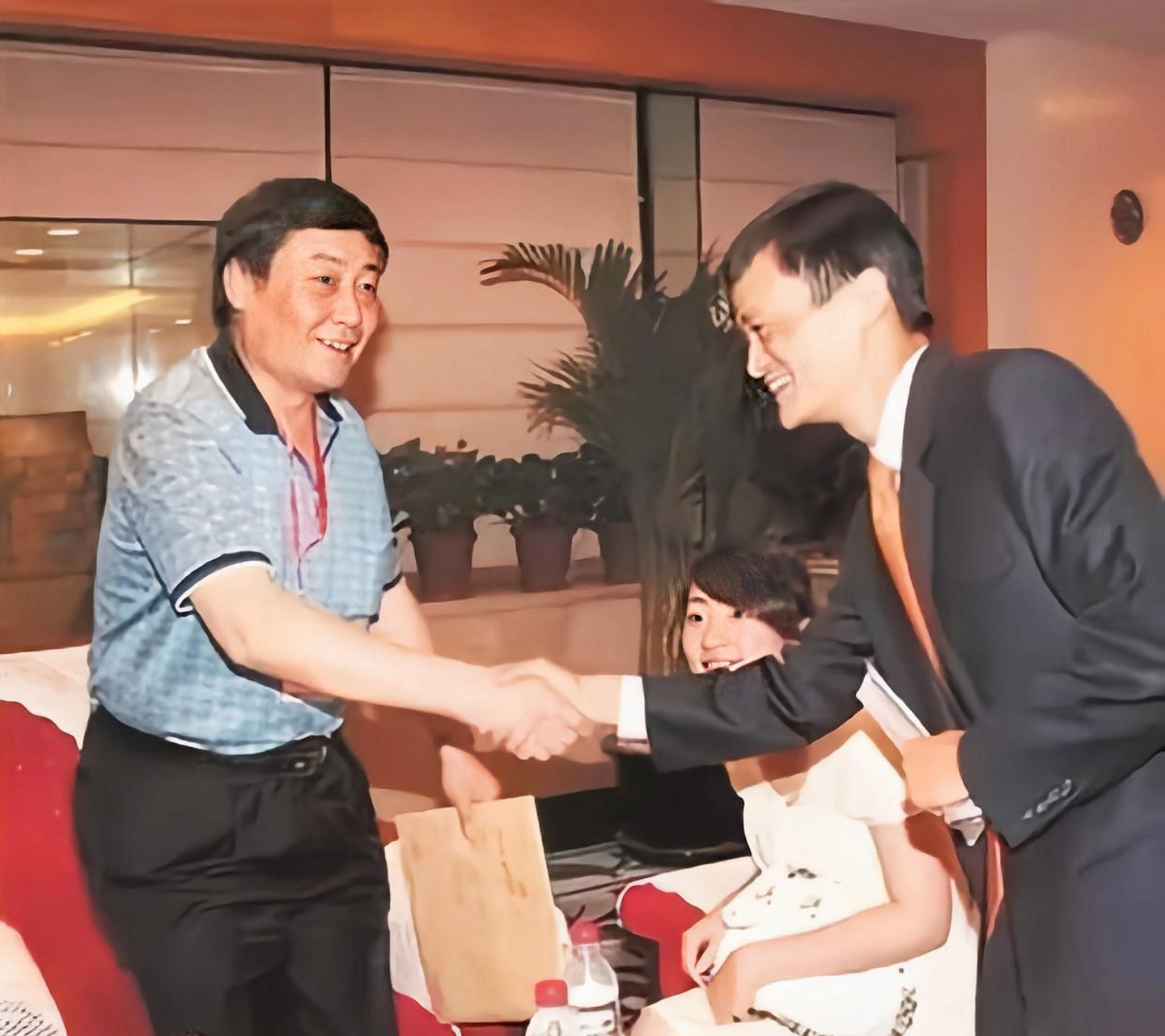 两大商界大佬马云与宗庆后热情握手