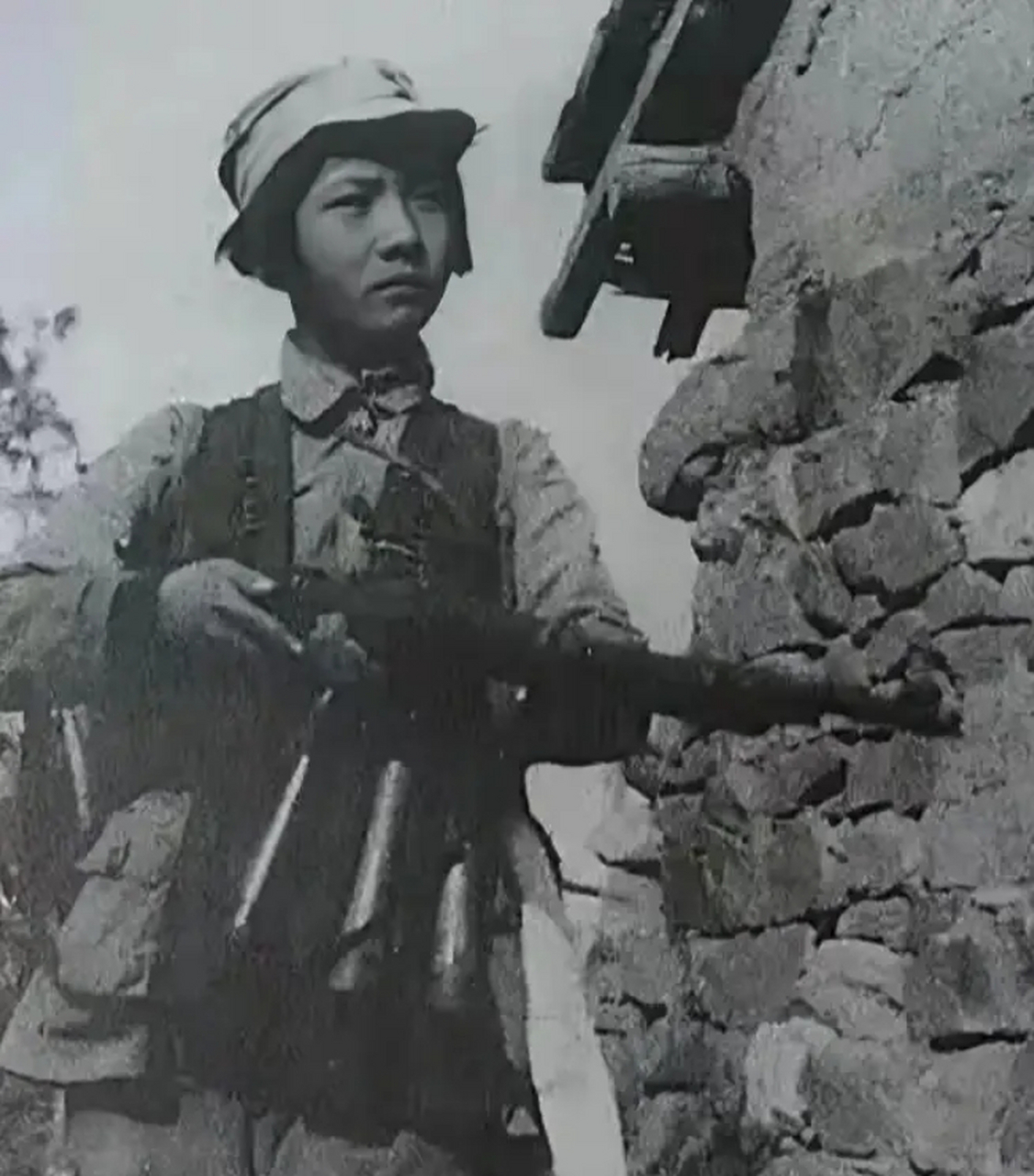 抗战时期,一名正在站岗执行的红军女战士靓丽留影,照片