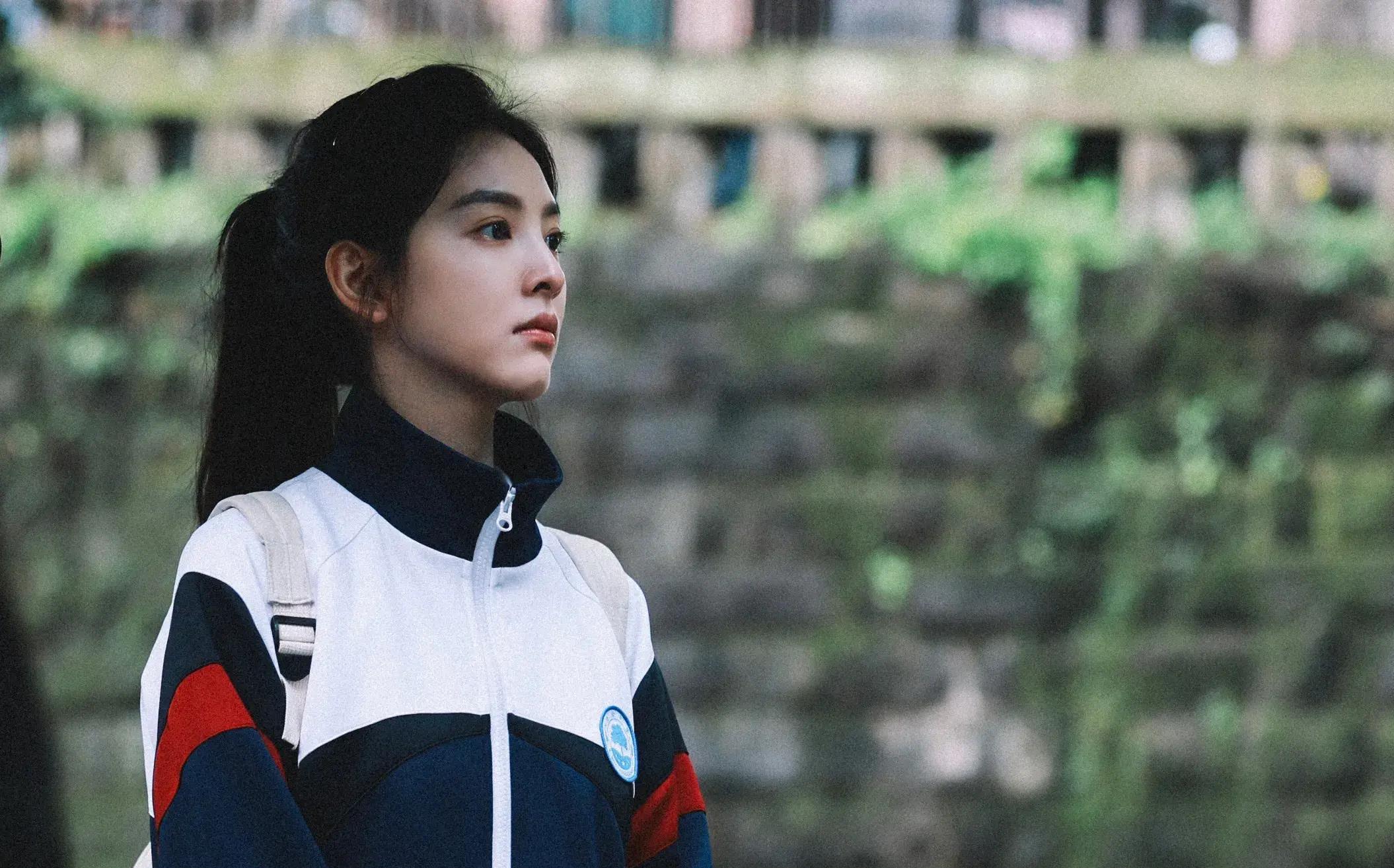 章若楠校服照,纯天然美女果然越看越顺眼,缺点也是优点