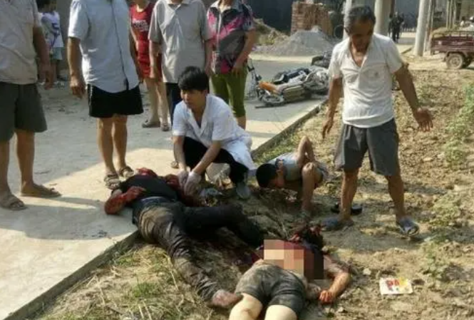 案例:一家3口在街头被杀,死者家属:儿子因放学晚侥幸保住了命