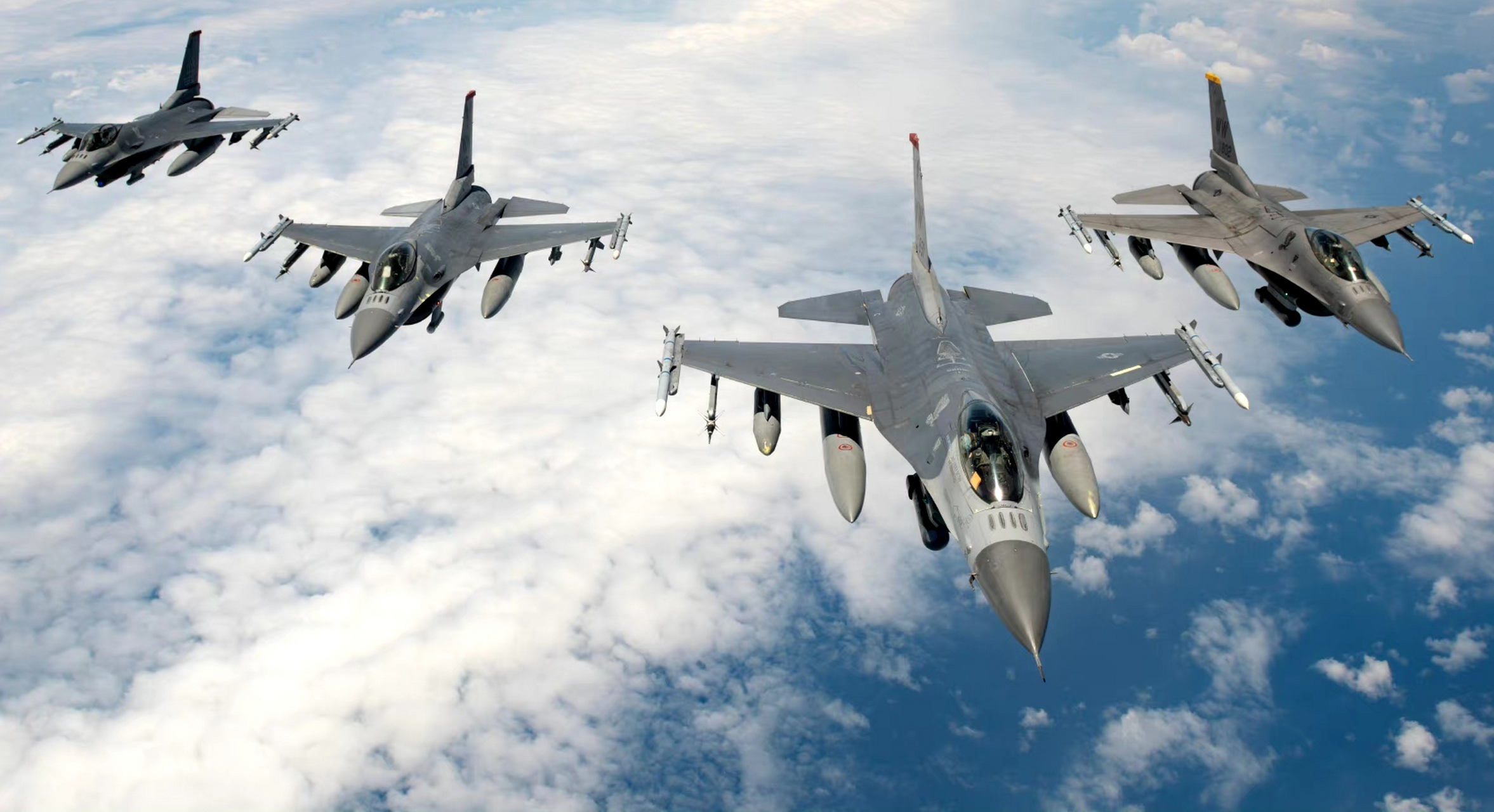 战机欣赏:在太平洋美国空军f-16 "战隼 "战斗机,隶属于日本三泽空军