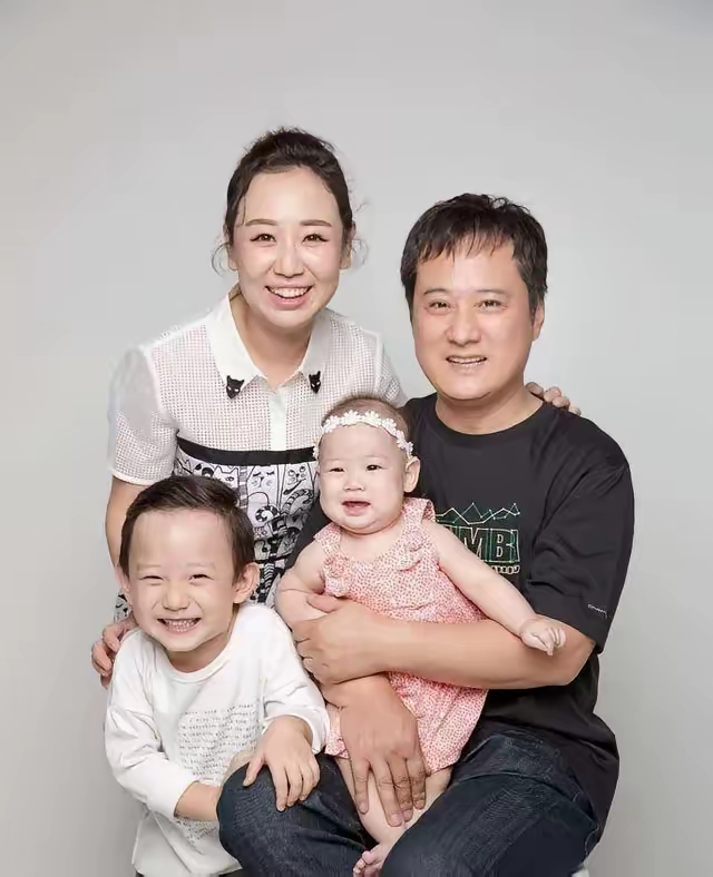 吴京儿子和女儿吴京儿子和女儿照片吴京老婆二胎吴京的儿子和女儿图片