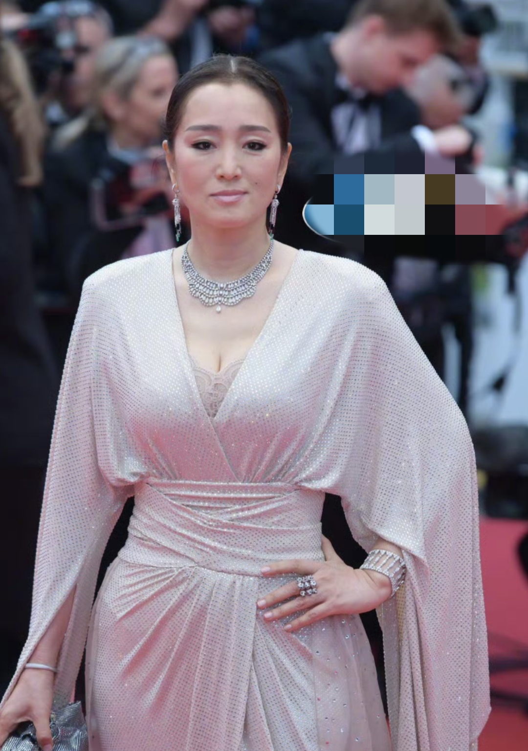 年轻时候的巩俐嘴巴并不歪,她喜欢涂着明艳大方的口红.