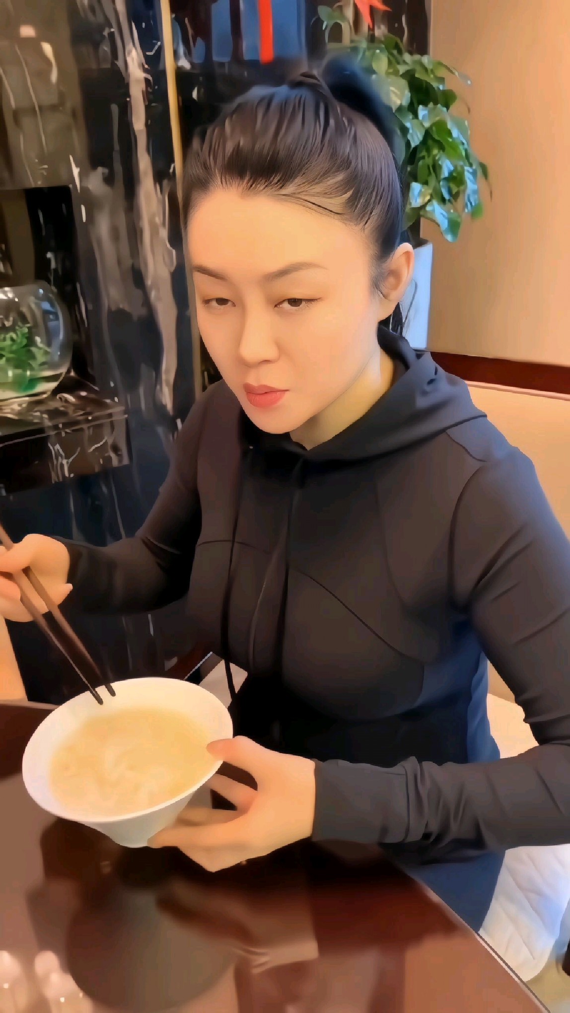 关婷娜,出生是1983年,本山传媒的演员,赵本山的爱徒.