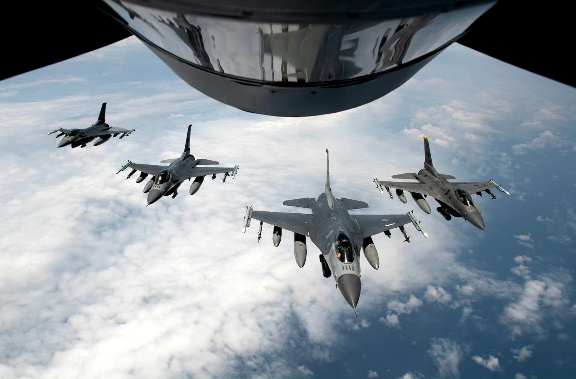 战机欣赏:在太平洋美国空军f-16 "战隼 "战斗机,隶属于日本三泽空军