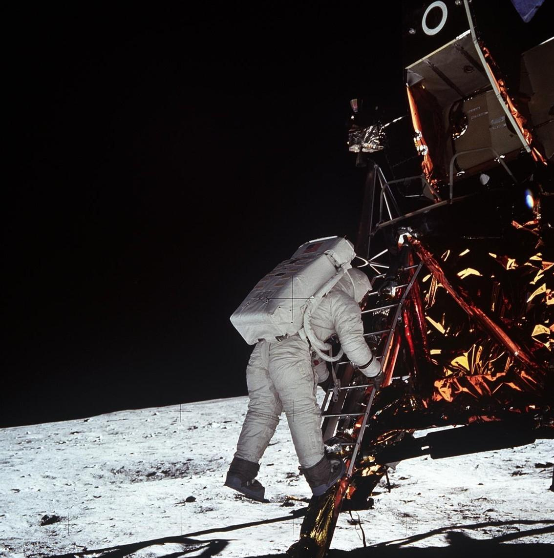 看到月球上的五星红旗,美国登月再遭质疑,为何美国国旗会飘扬?