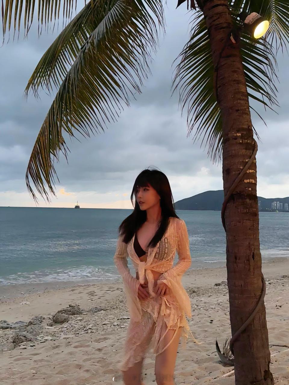 最近,周淑怡发布了一组海边度假照,身穿比基尼,戴帽子,加小皇冠,十分