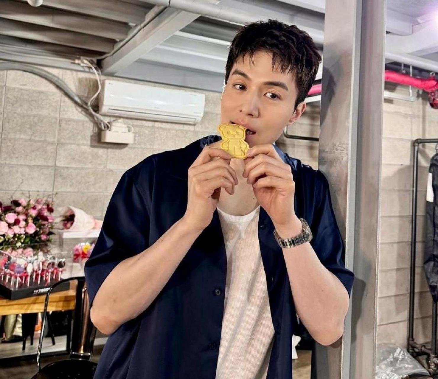 李栋旭短发更年轻!